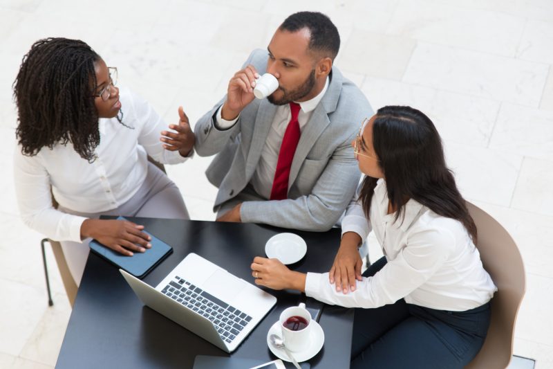divers-collegues-travail-buvant-du-cafe (1)